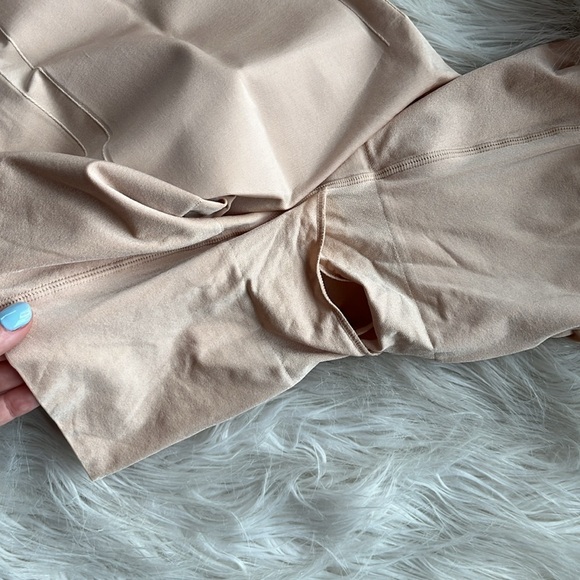 Spanx OnCore High-Waisted Mid-Thigh Short NWOT - Picture 4 of 4